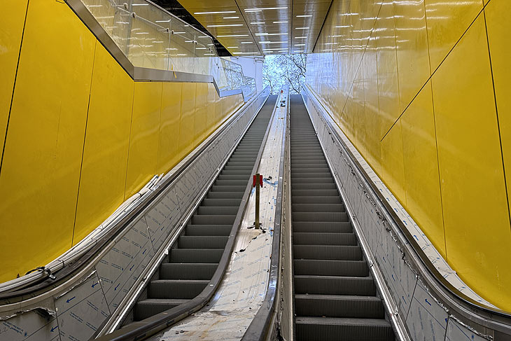 Wird erst in 2024 fertig: der Zugang zur U-Bahnhof Sendlinger Tor von der Blumenstraße. (©Foto: Martin Schmitz) 